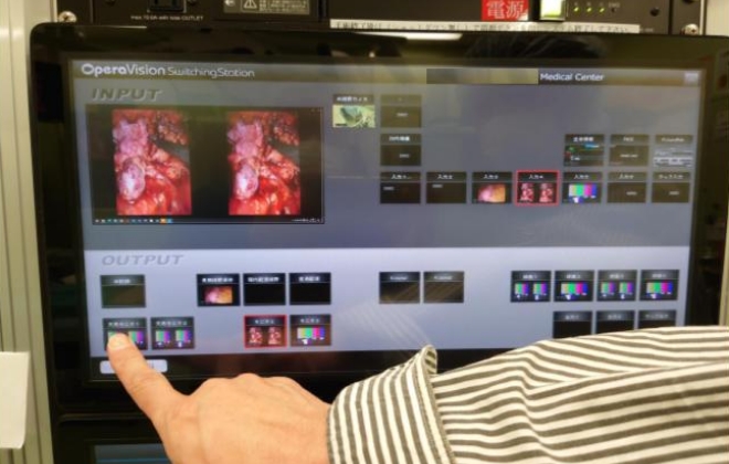 手術室の映像を一元コントロール。直感操作で瞬時に切り替える。「スイッチングステーション」